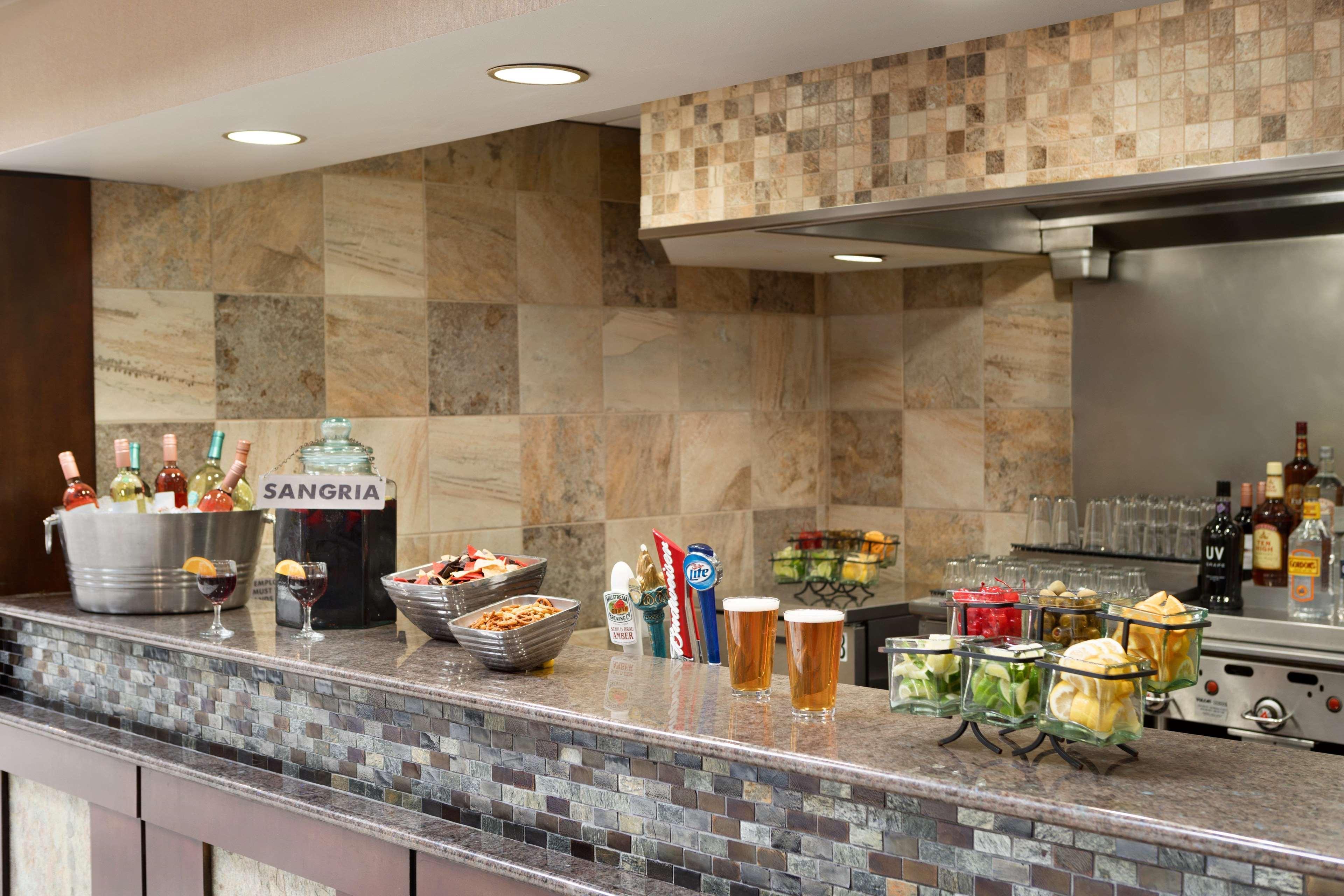 Embassy Suites Des Moines Downtown Bagian luar foto