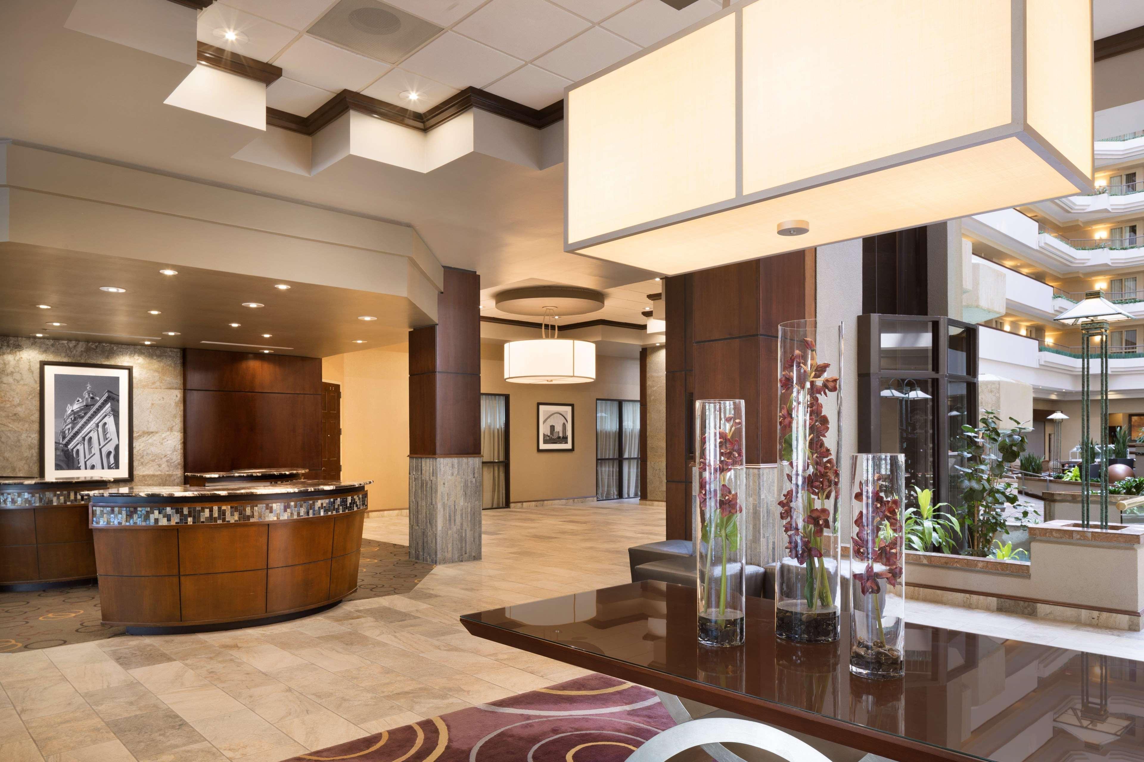 Embassy Suites Des Moines Downtown Bagian luar foto