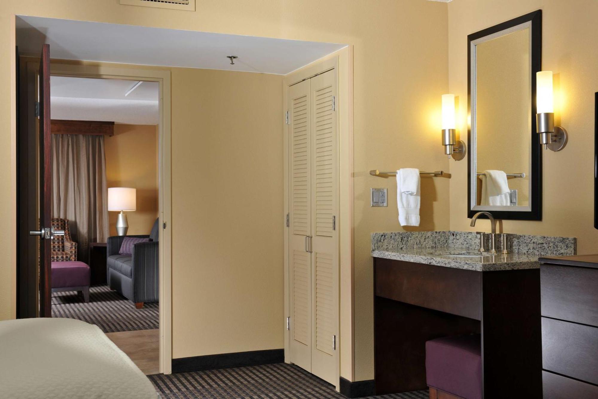 Embassy Suites Des Moines Downtown Bagian luar foto