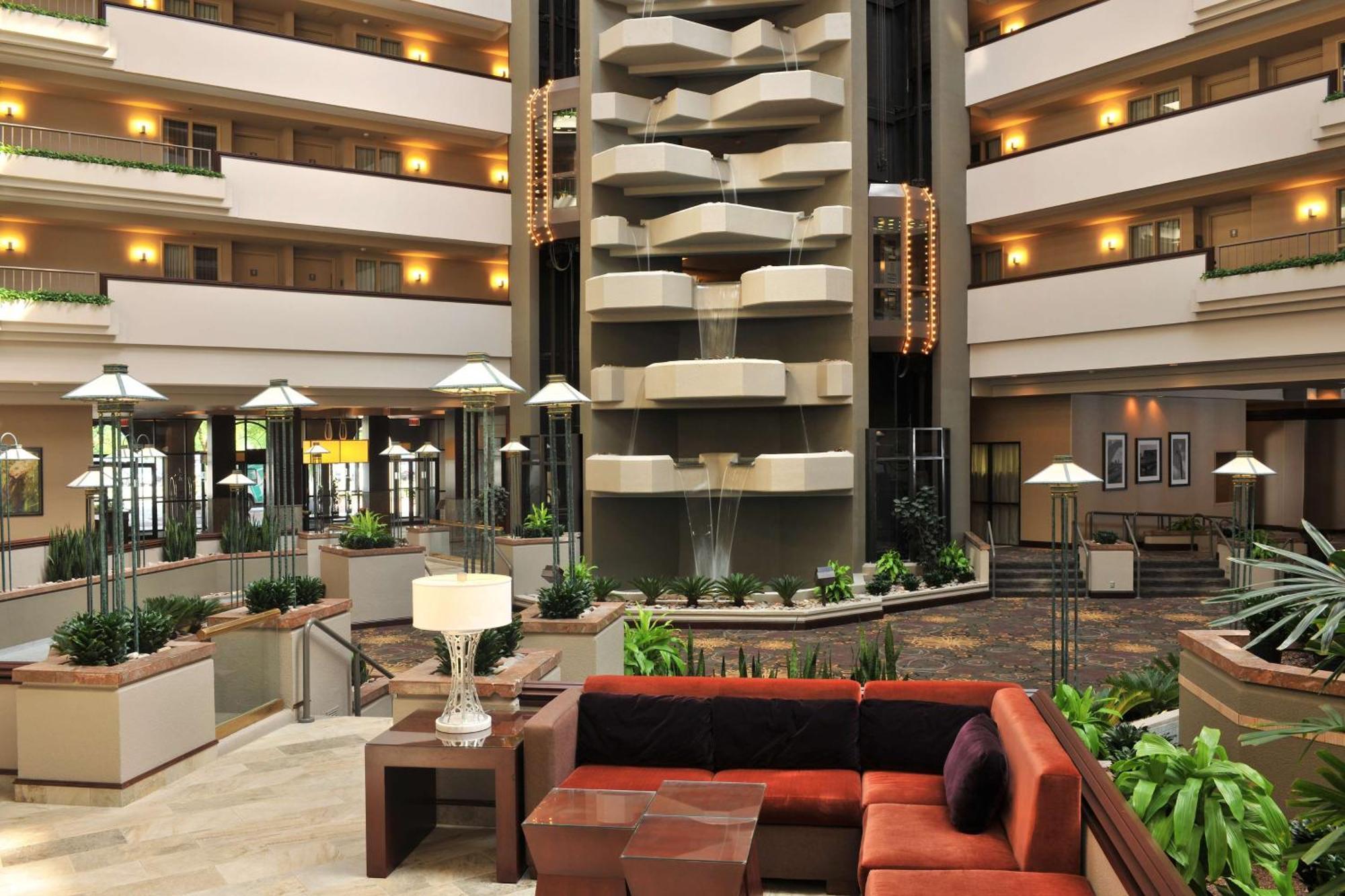 Embassy Suites Des Moines Downtown Bagian luar foto